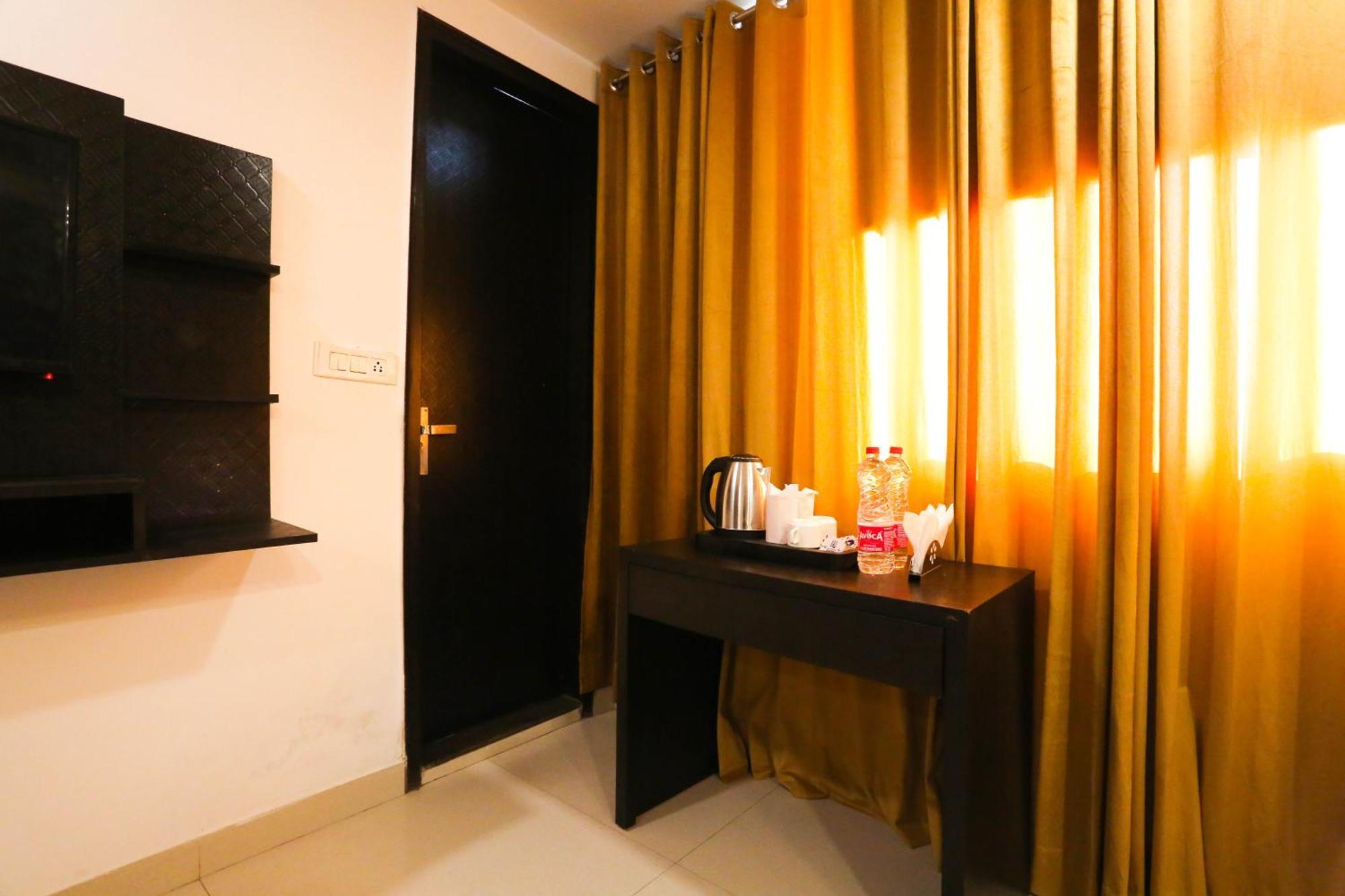 Hotel Aashiyana New Delhi Exteriör bild
